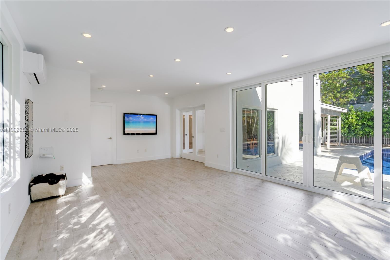 TROPICAL ISLE HOMES SUB 1 - Residential