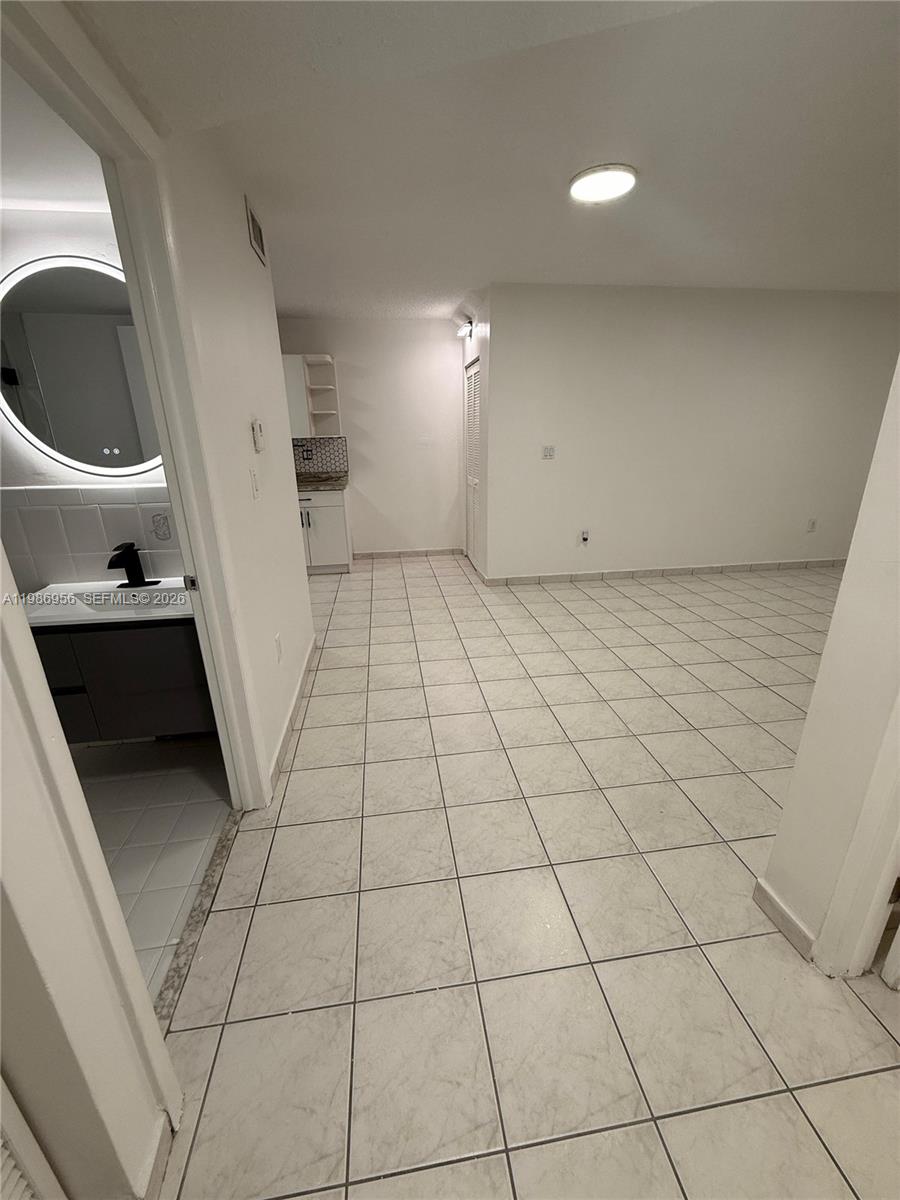 VALENCIA VILLAS CONDO - Residential Lease