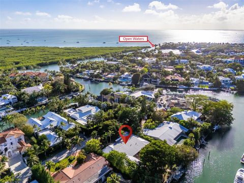 Townhomes and Villas with Garages For Sale in Miami-Dade County, FL 50 221 Knollwood Dr Key Biscayne FL 33149