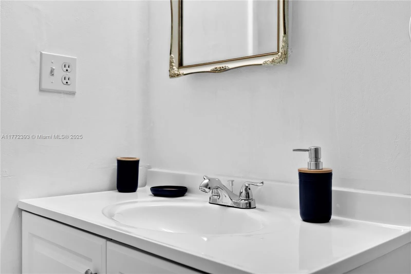 Miami, Florida 33145, United States, 2 Bedrooms Bedrooms, ,1 BathroomBathrooms,Residential,Active,97973