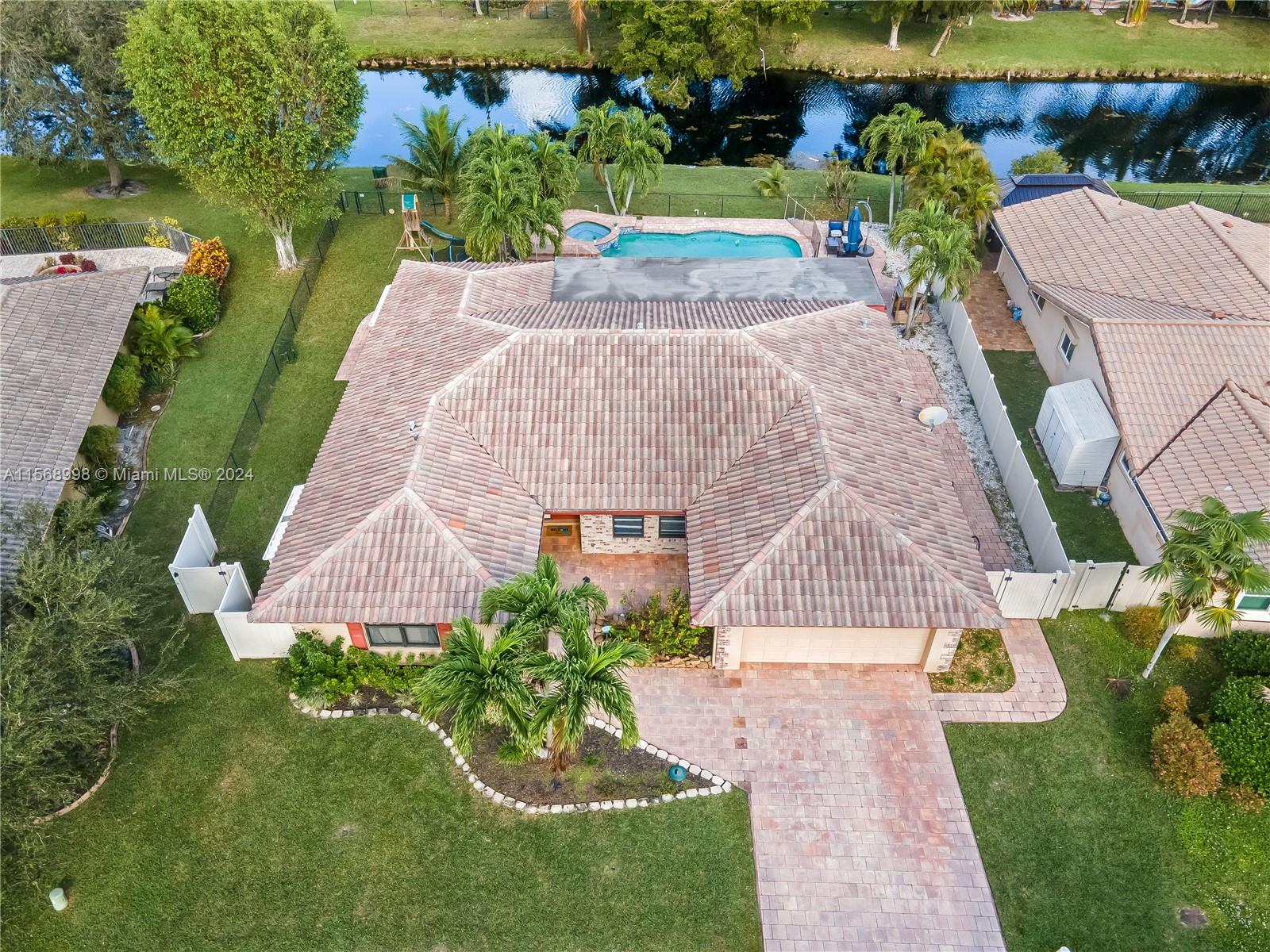 Property for Sale at 845 W Plantation Cir, Plantation, Miami-Dade County, Florida - Bedrooms: 3 
Bathrooms: 2  - $850,000