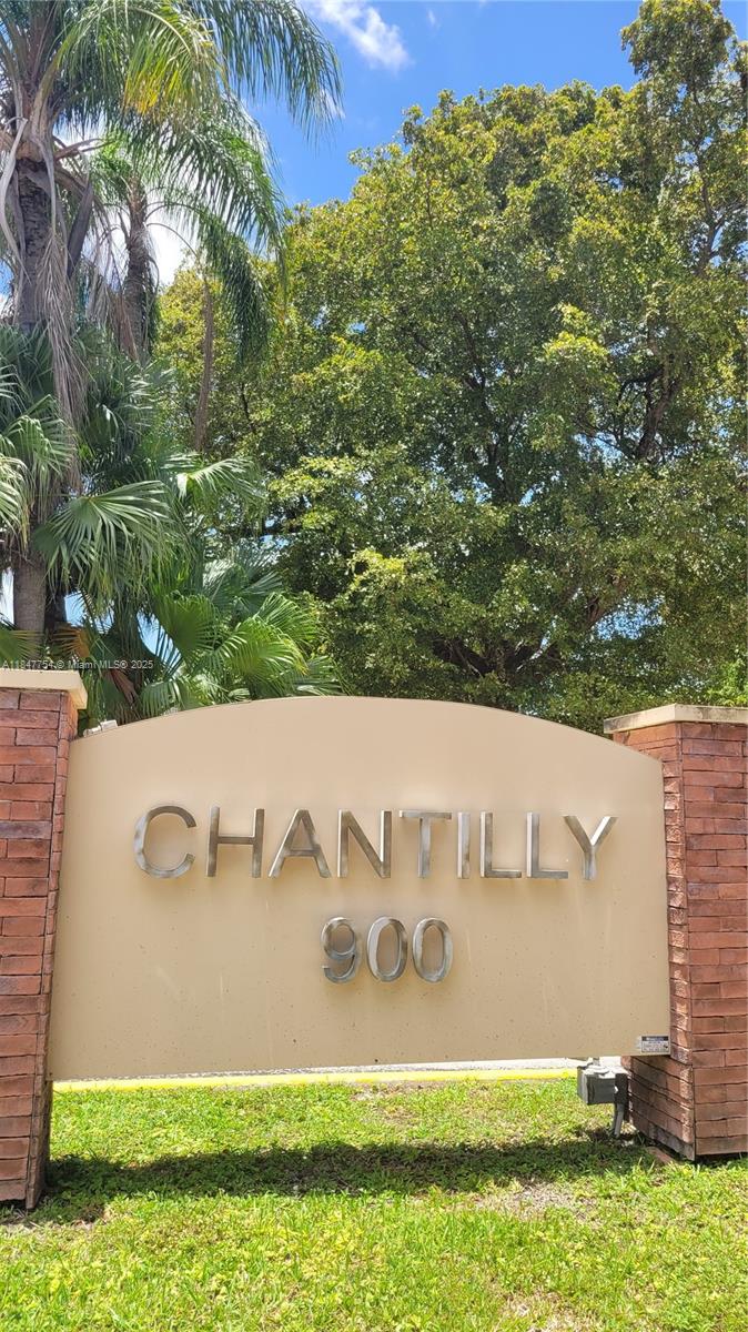 Location - Quiet neighborhood - spacious bedroom with walk-in closet, master bathroom, separate bath and shower - Corner property - remodeled kitchen - Corner unit - Near to Aventura - beach and airport . The community offers a Gym, BBQ area, pool, Jacuzzi, and 24/7 security-