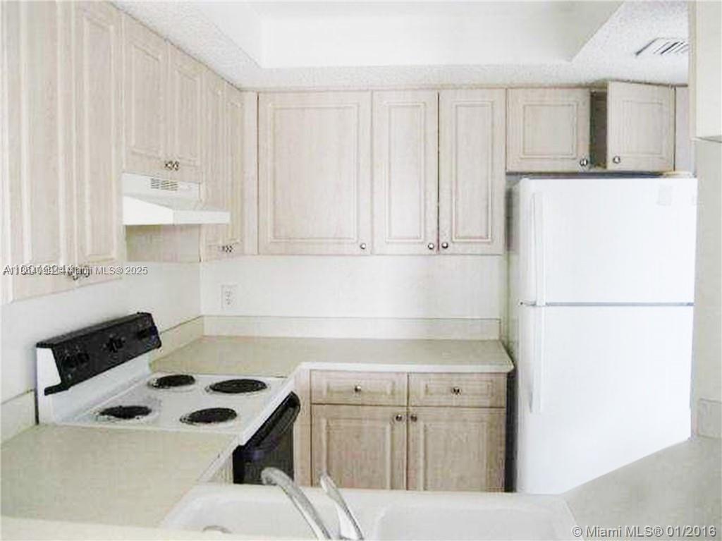 VILLAS AT LAKEVIEW, FOURT - Residential