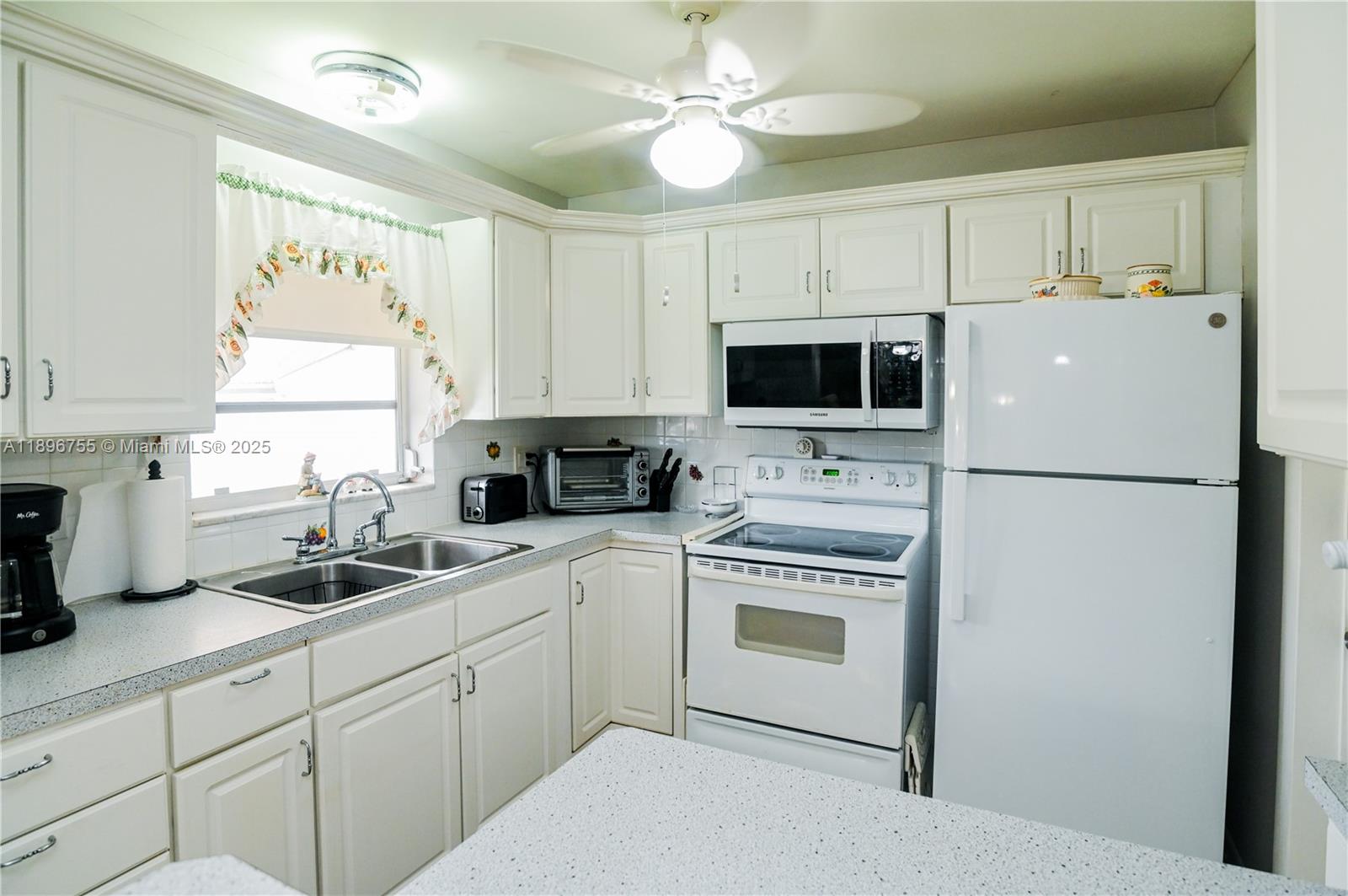 5300 Washington St G230, Hollywood, FL, 33021/$139,900 2 5300 Washington St G230