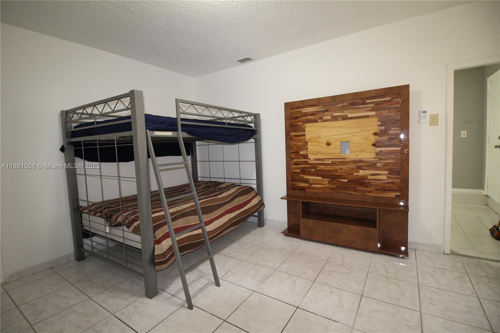 VENETIAN ACRES - Residential Lease