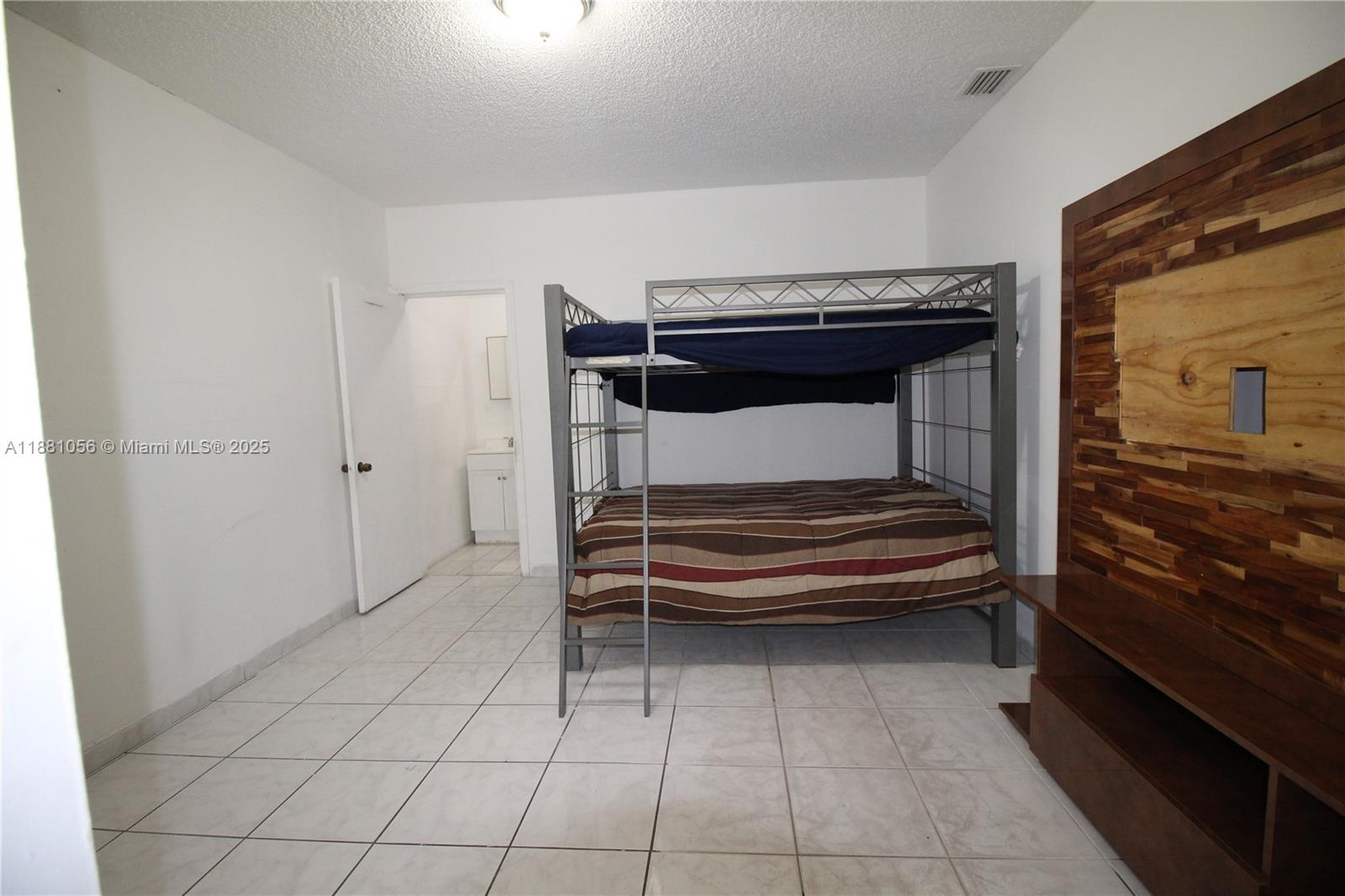 VENETIAN ACRES - Residential Lease