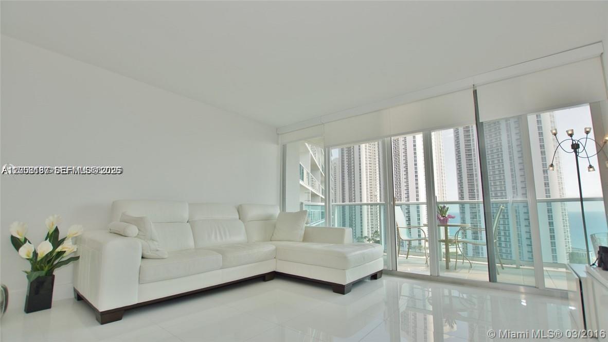 100 Bayview Dr 1811