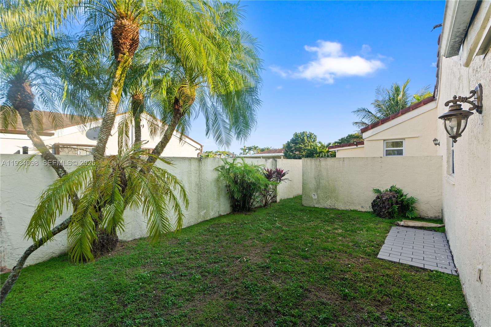 WEITZER SHAUNA MEADOWS SE - Residential