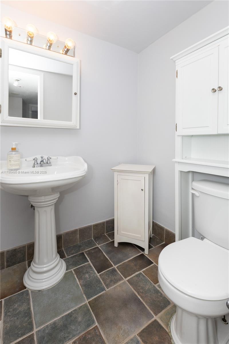 COMMODORE PLAZA CONDO - Residential