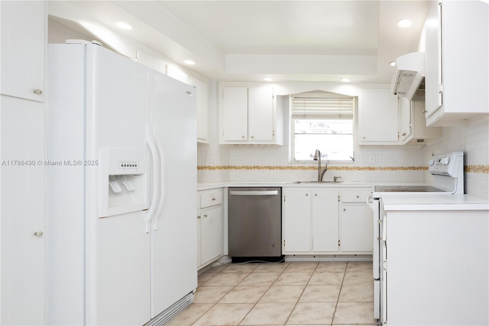 COMMODORE PLAZA CONDO - Residential