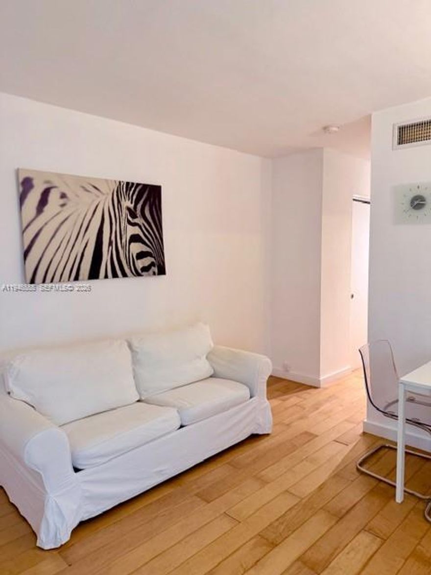 Super well maintained junior 1 bedroom in the heart of SOBE.
New laminated floor.
Freshly painted.
SS Appliances.
Steps from the beach.
Unit is also listed for rent