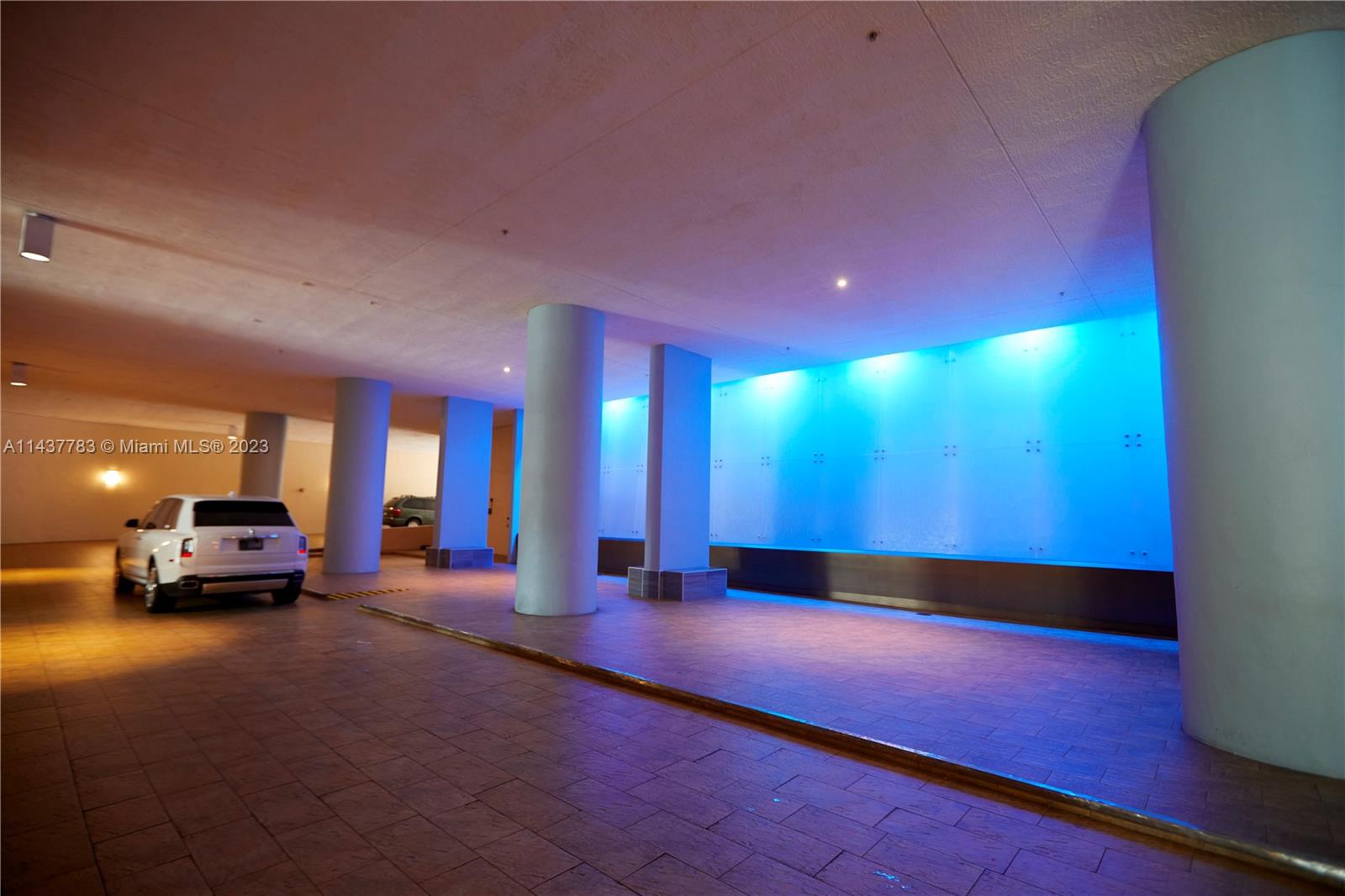 50 Biscayne is an iconic building in the City, across from Biscayne Bay, this 1Bed/1Bath plus den apartment is at the 28th floor facing the Miami Skyline and the west. The price included furniture. The Association allows short term rentals. State of the arts amenities. walking distance to Miami Banking and business district, easy access to I95 and short distance to the Miami International Airport.