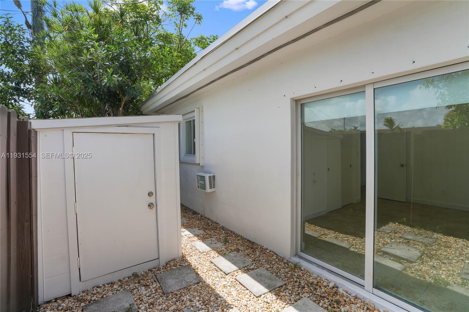 932 MOFFETT CONDO - Residential Lease