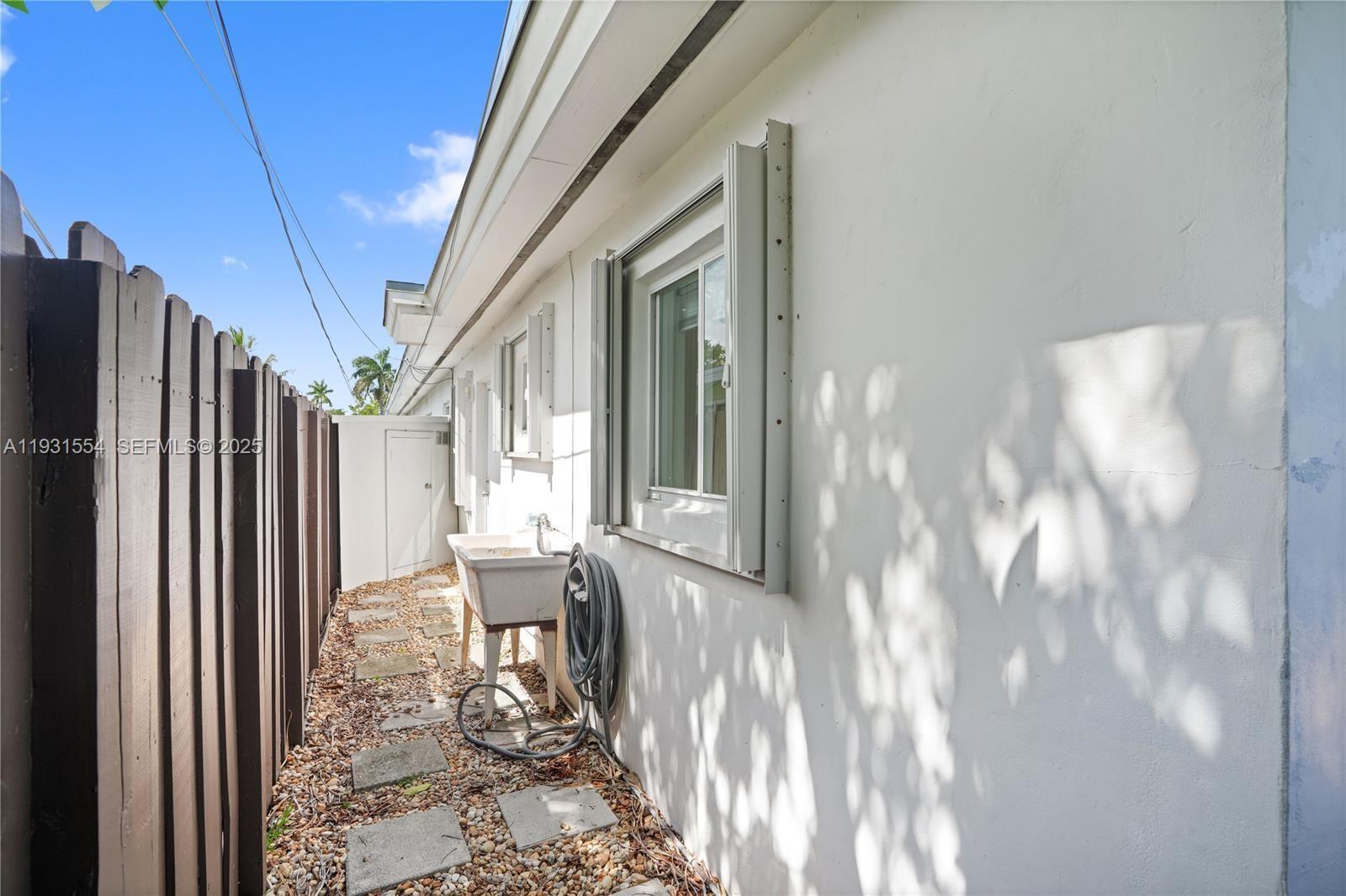 932 MOFFETT CONDO - Residential Lease