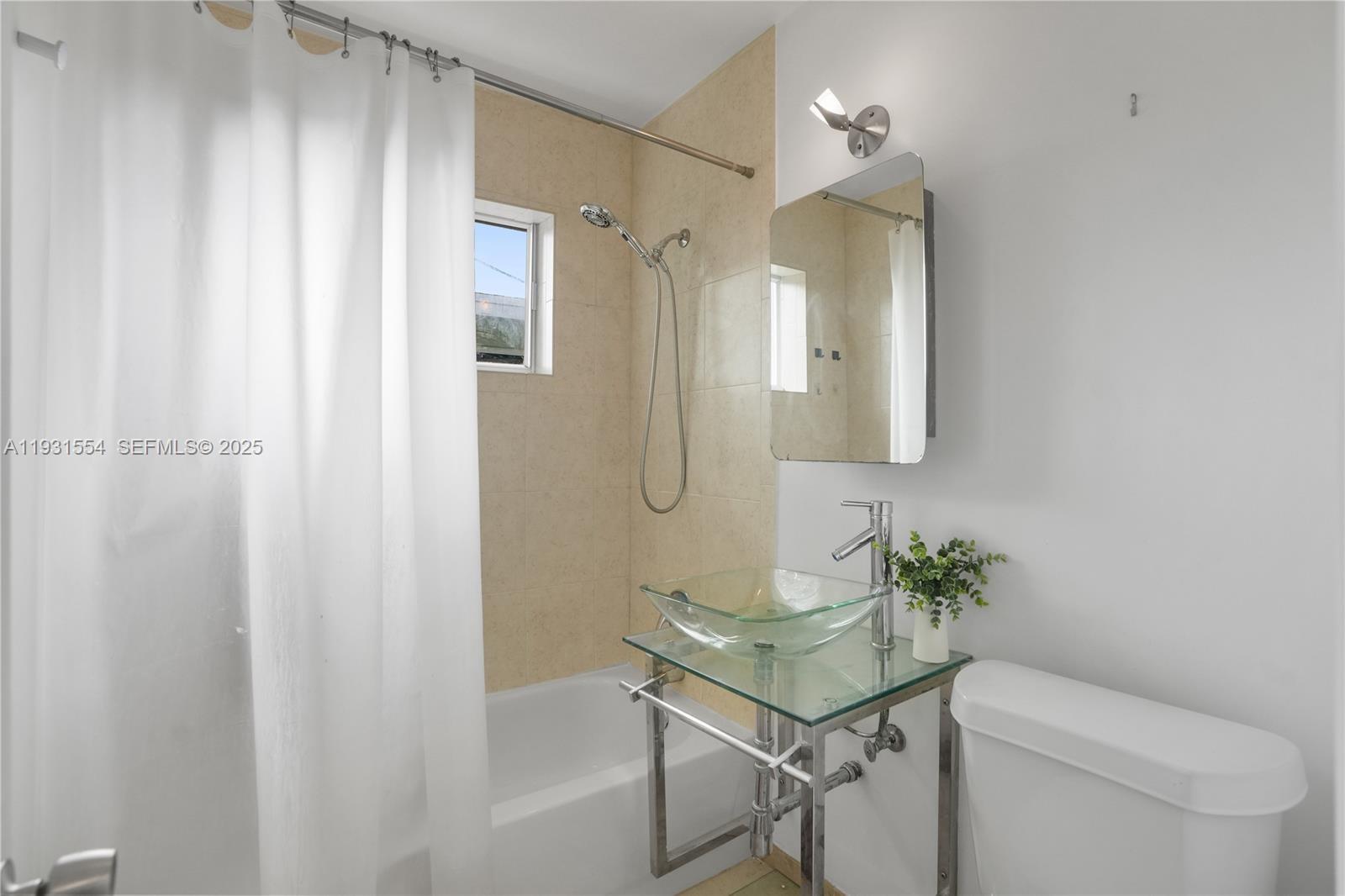 932 MOFFETT CONDO - Residential Lease