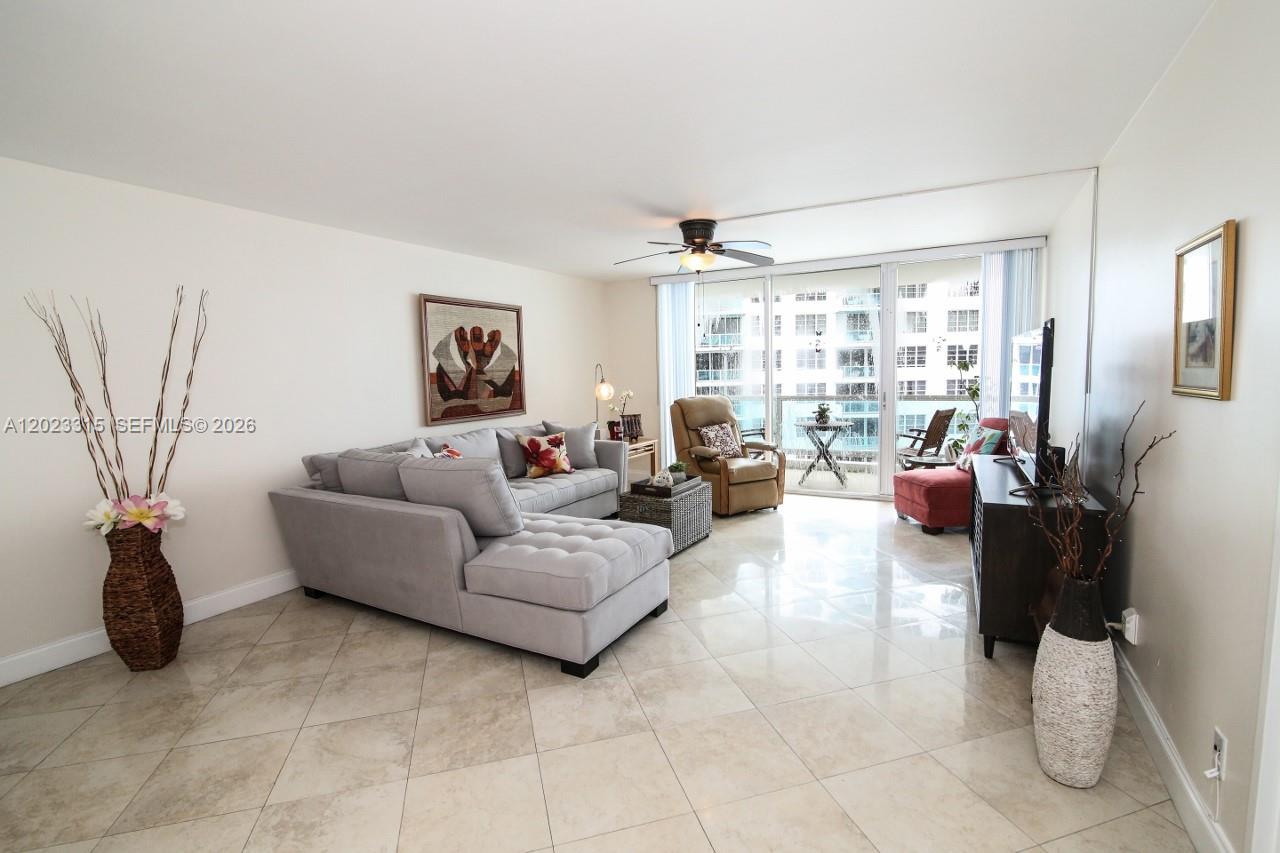 5151 Collins Ave 827