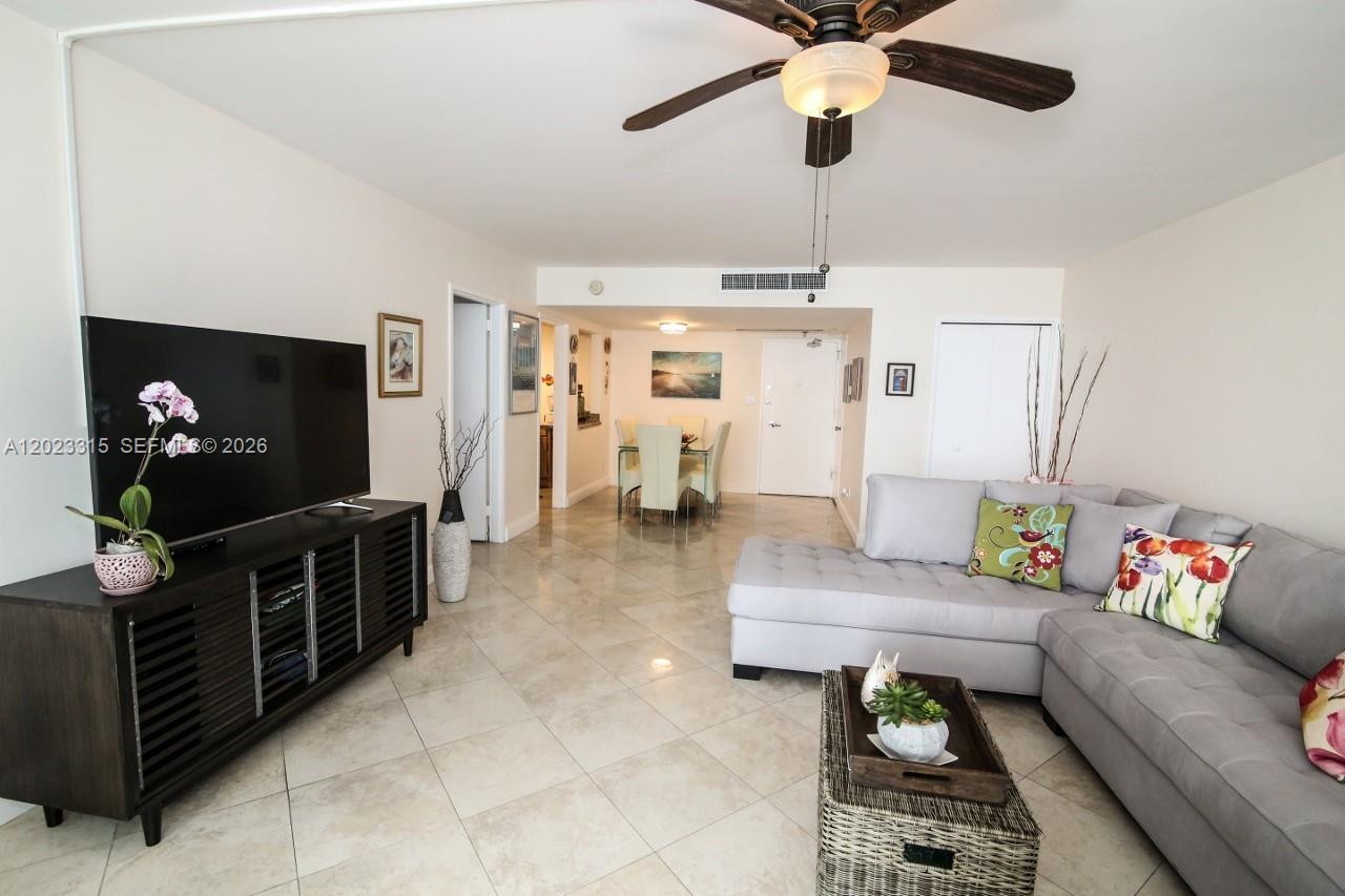 5151 Collins Ave 827