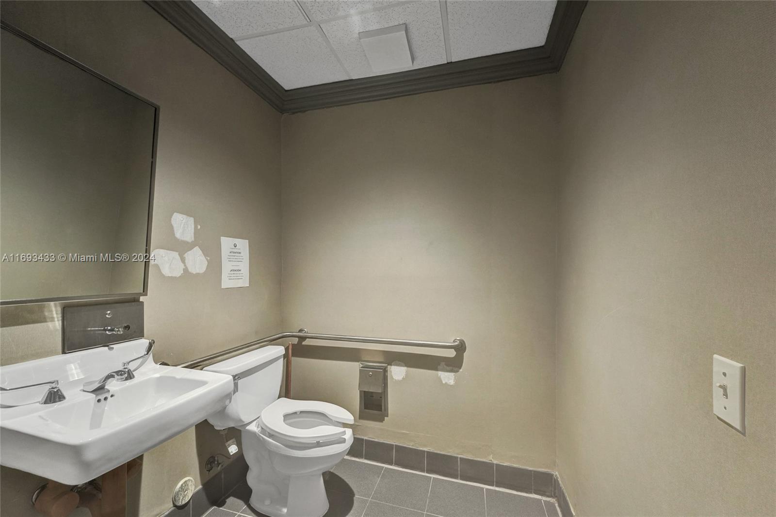 Main image without alt text