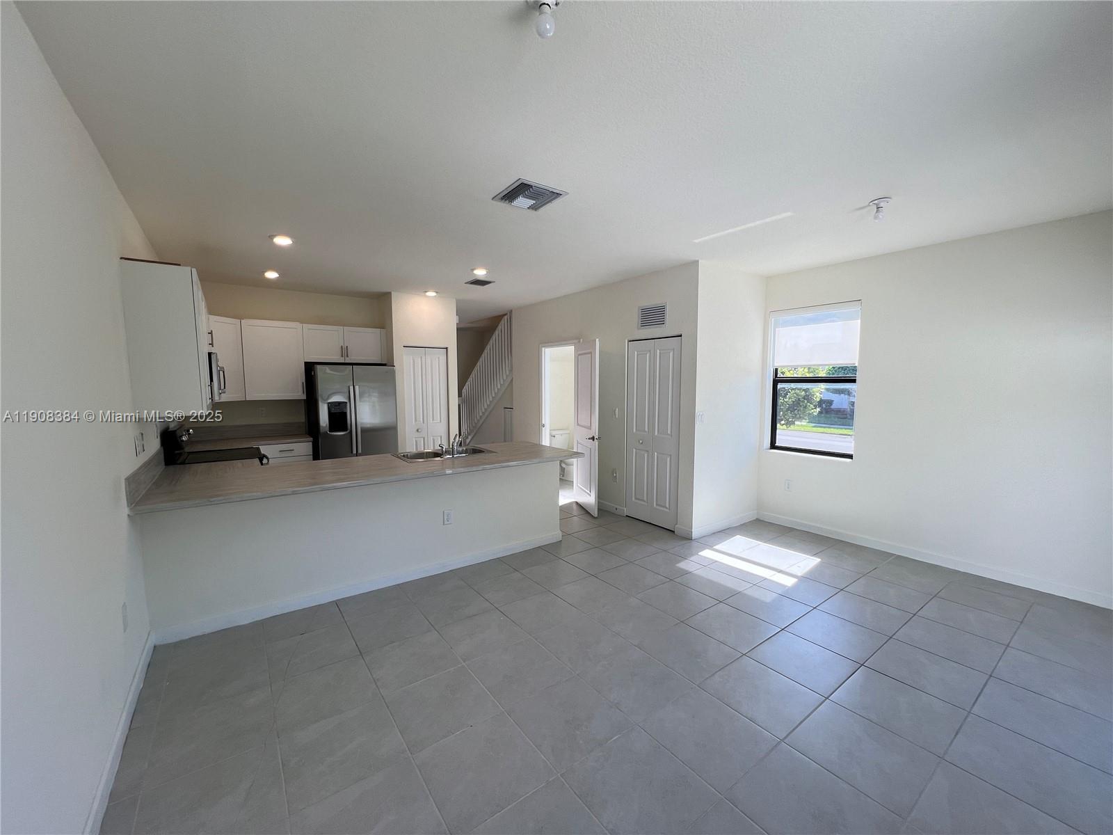 AQUABELLA NORTH REPLAT - Residential Lease