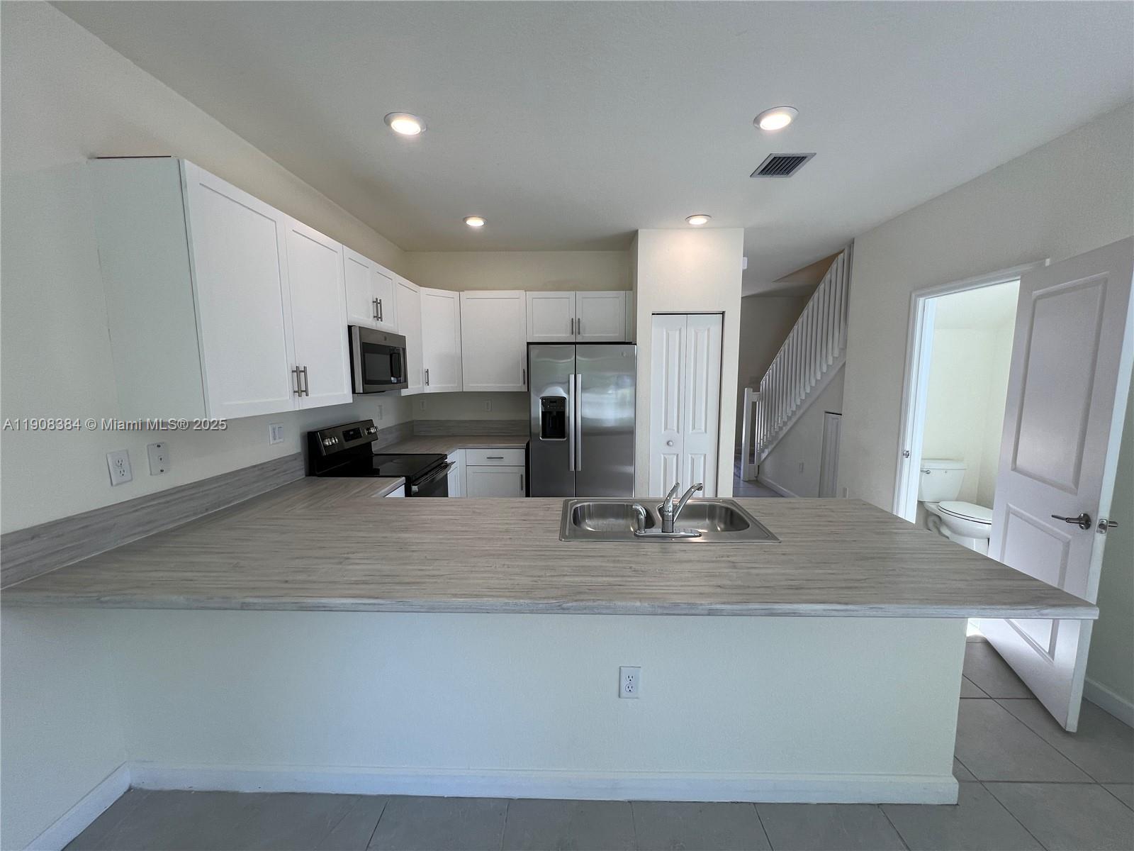 AQUABELLA NORTH REPLAT - Residential Lease