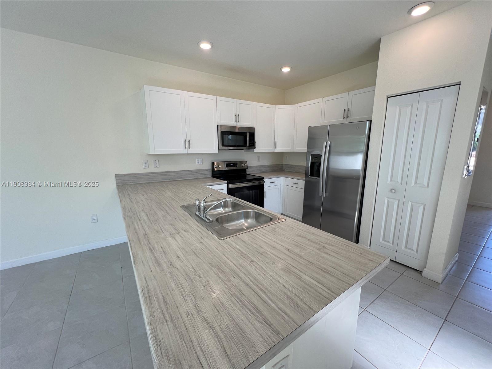 AQUABELLA NORTH REPLAT - Residential Lease