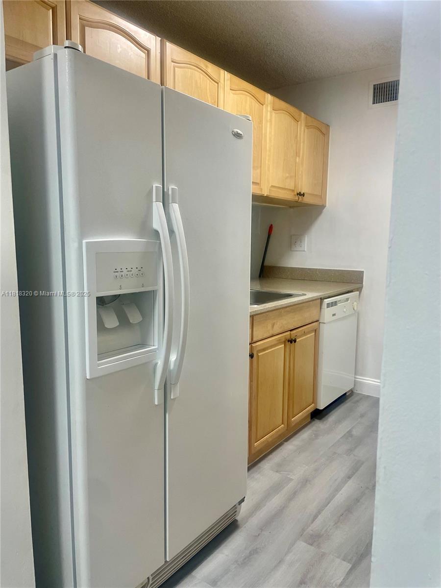 THE FOUNTAINS II CONDO - Residential Lease