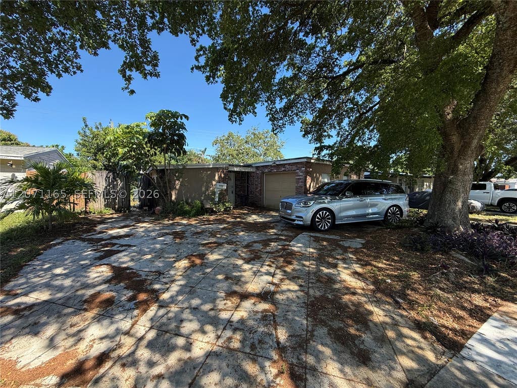 Photo of 2751 N 66th Ave, Hollywood, FL 33024 (MLS # A12071165)
