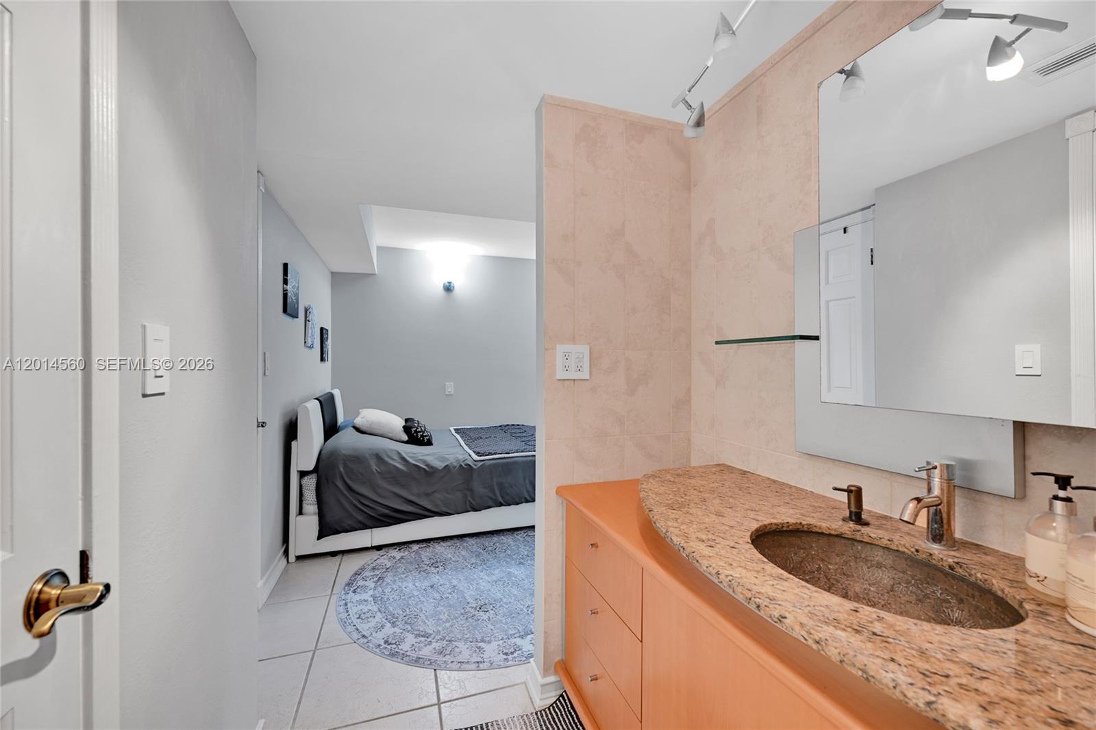 6039 Collins Ave 621