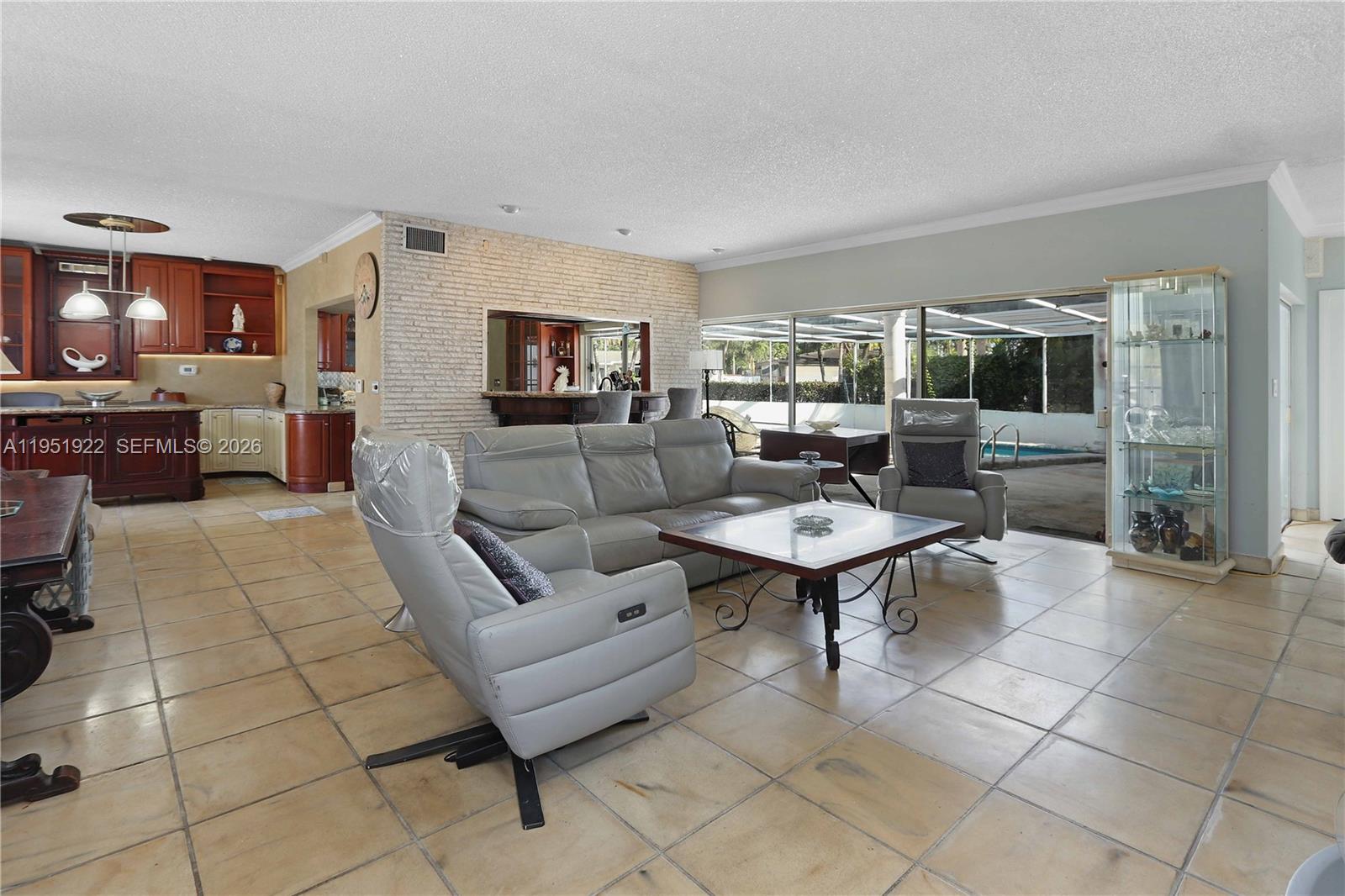 COUNTRY CLUB HOMES - Residential