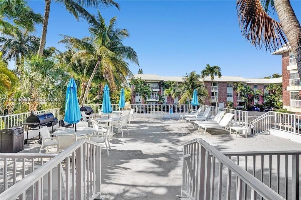 Photo of 2426 SE 17th Causeway #101A, Fort Lauderdale, FL 33316 (MLS # A11940055)