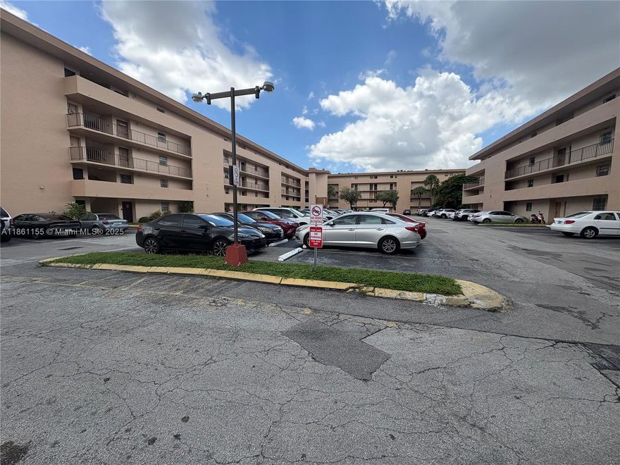 Very spacious well-maintained apartment located in a very sought after area, close to shopping centers, schools, restaurants and major highways, this unit features 2 large bedrooms & 2 bathrooms, tiled floors throughout, large kitchen with lots of cabinetries and large breakfast counter, the community features a large swimming pool, exercise room, club house and laundry room,