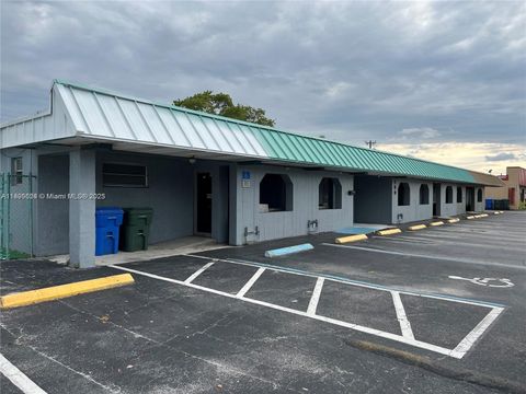 400 NE 44th St Oakland Park FL 33334