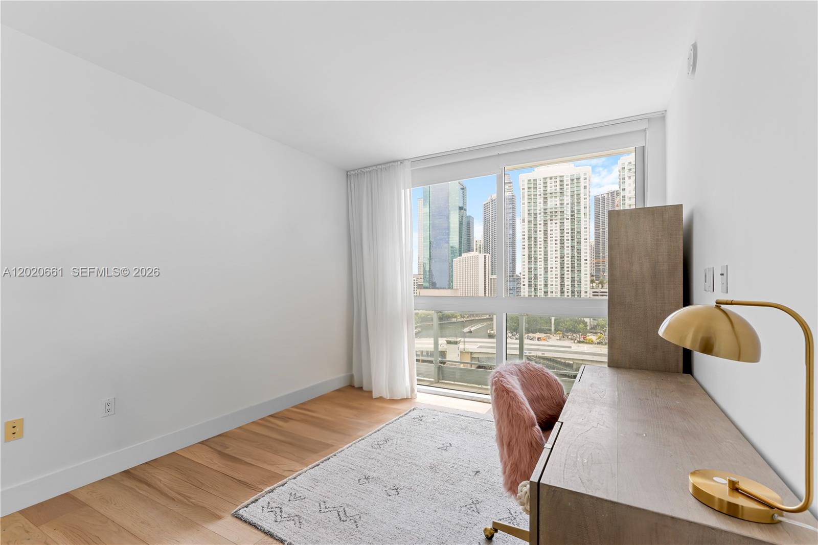 MINT CONDO - Residential