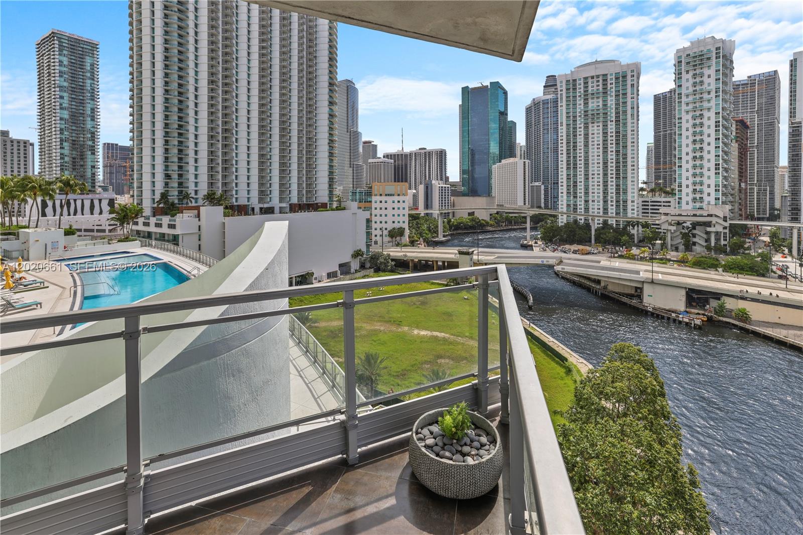 MINT CONDO - Residential