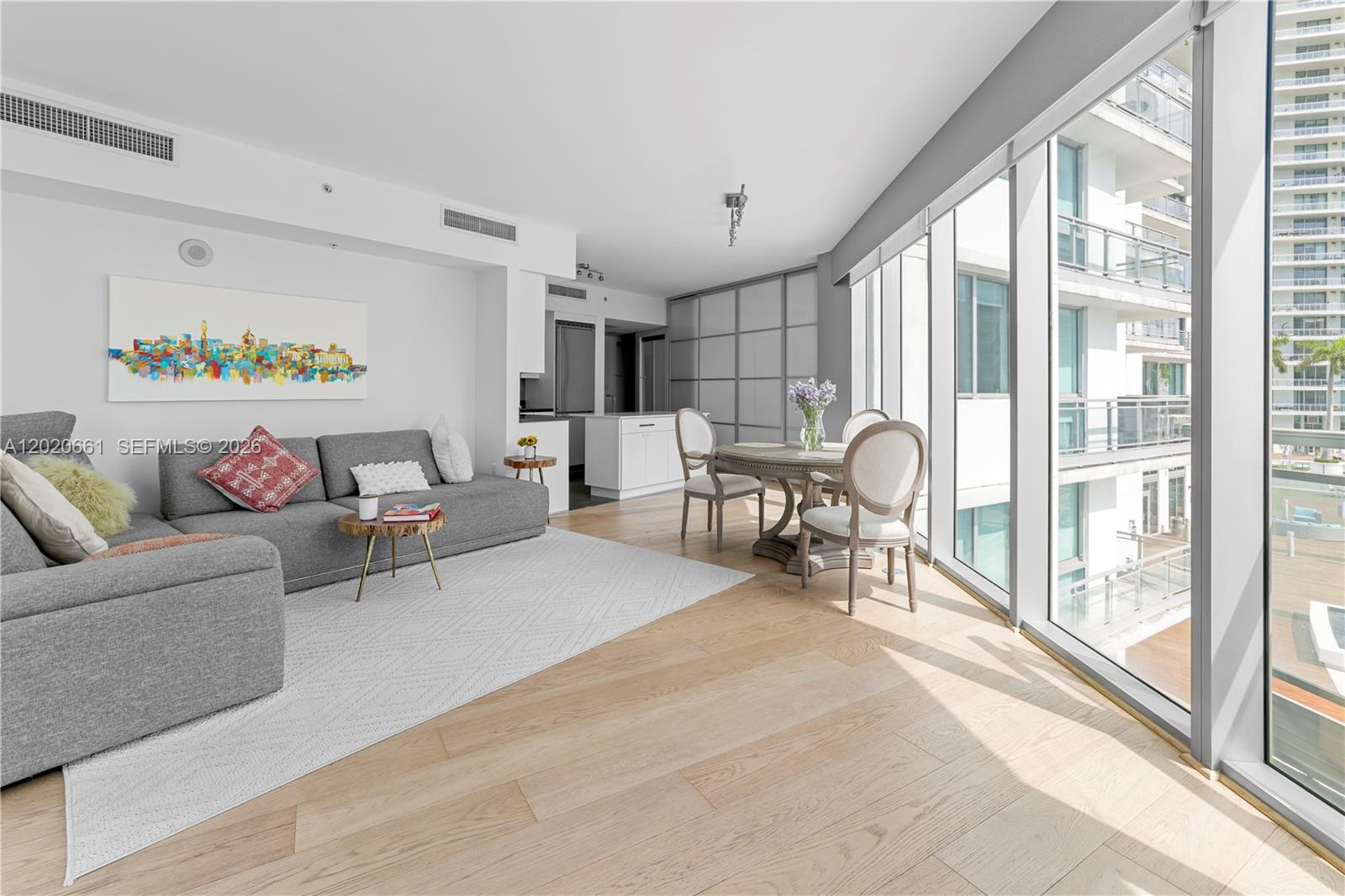MINT CONDO - Residential