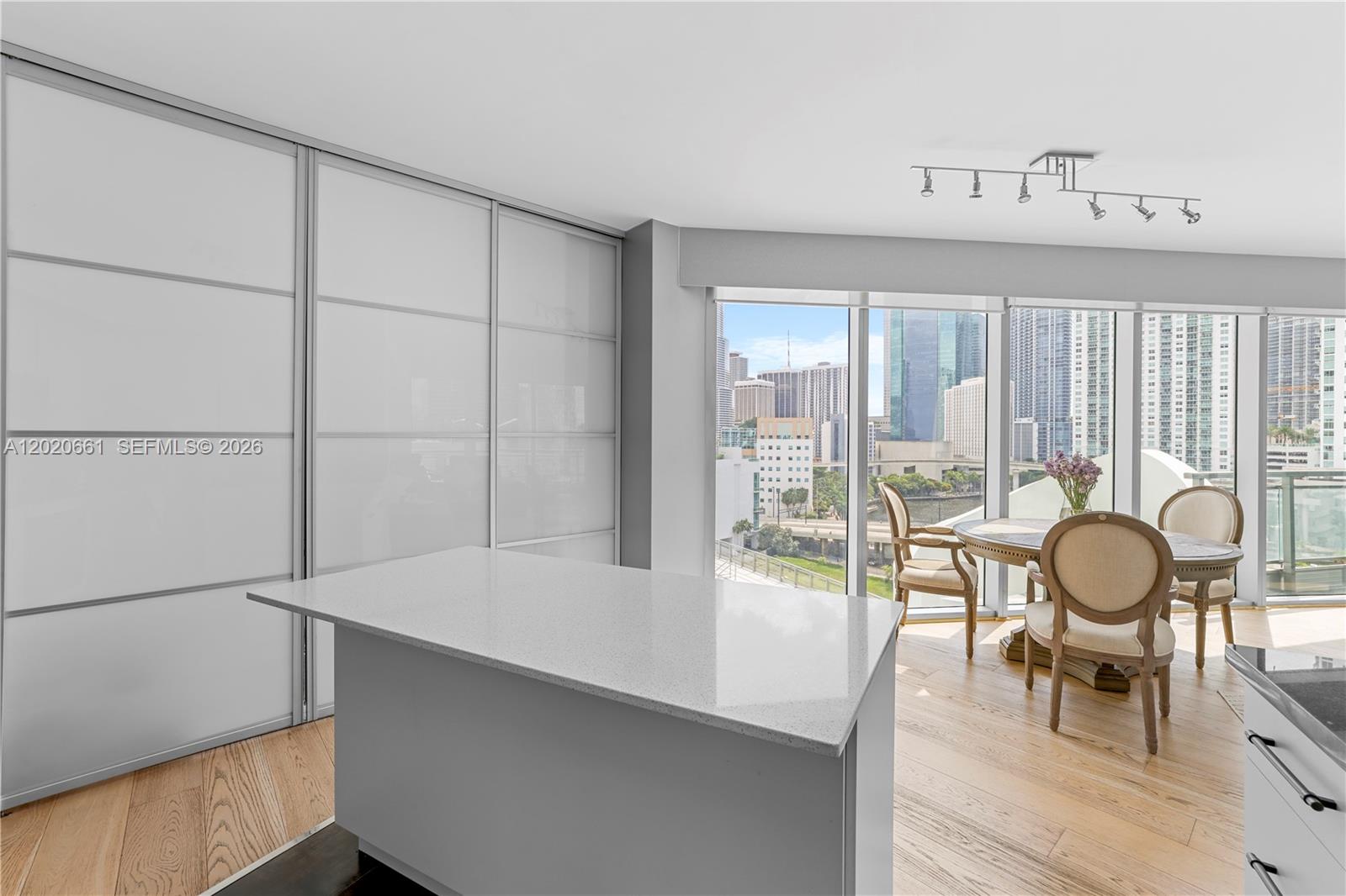 MINT CONDO - Residential