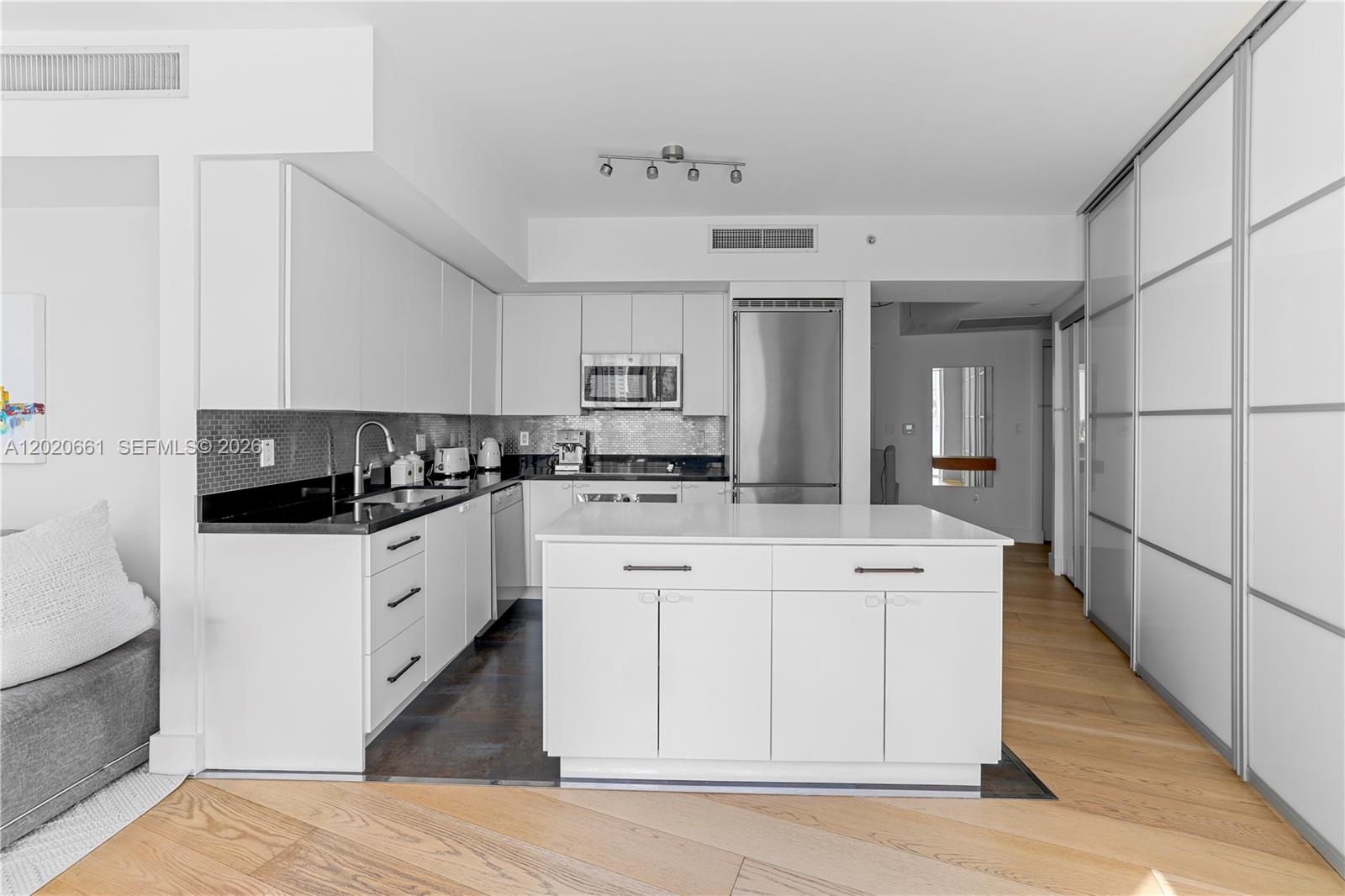 MINT CONDO - Residential