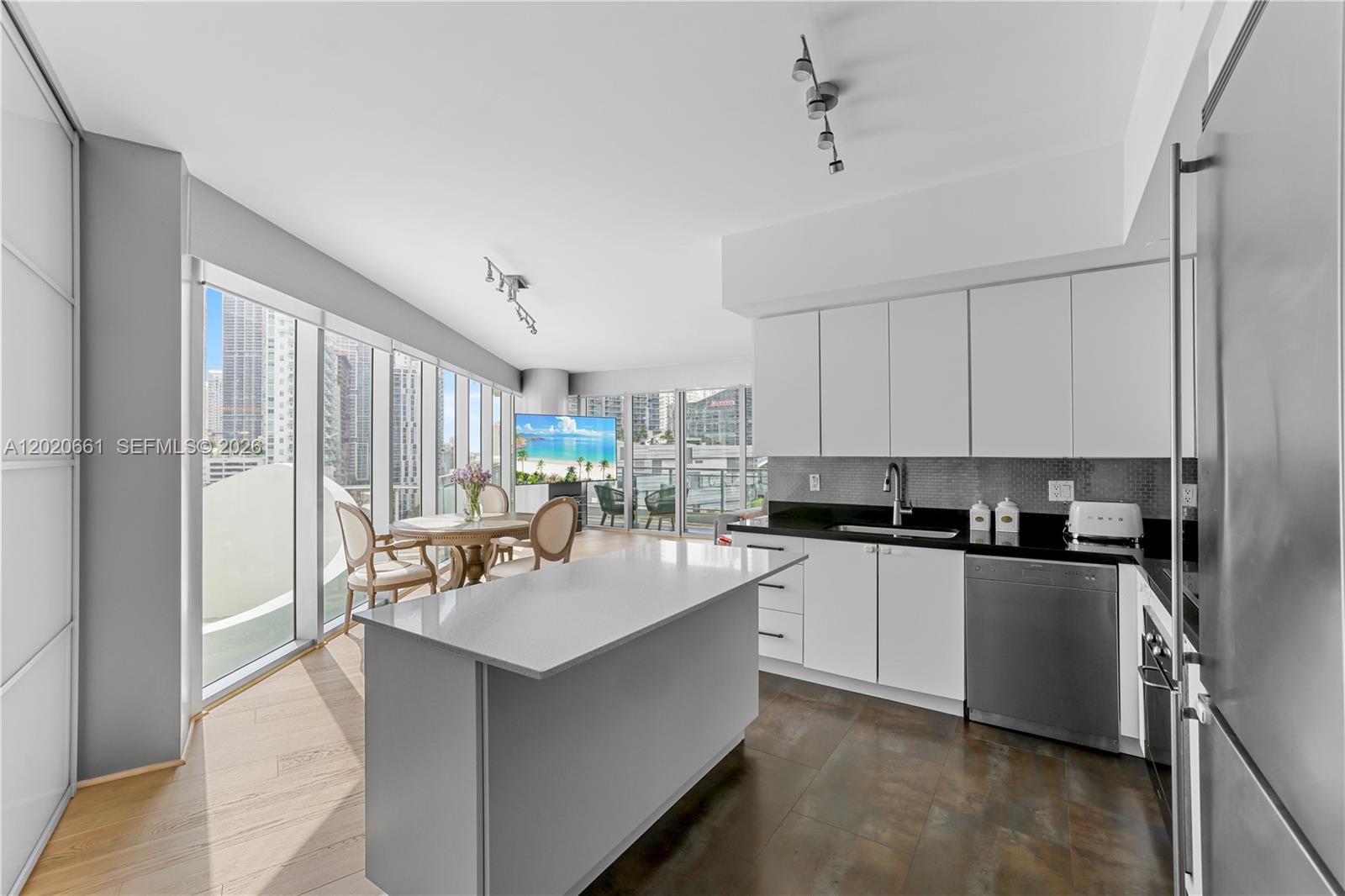 MINT CONDO - Residential