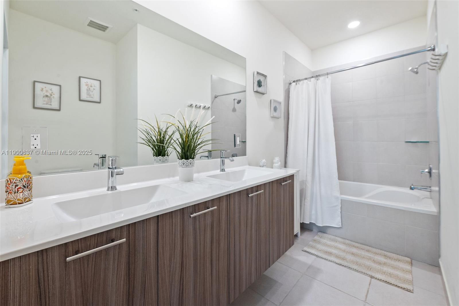 DOWNTOWN DORAL SOUTH PHAS - Residential