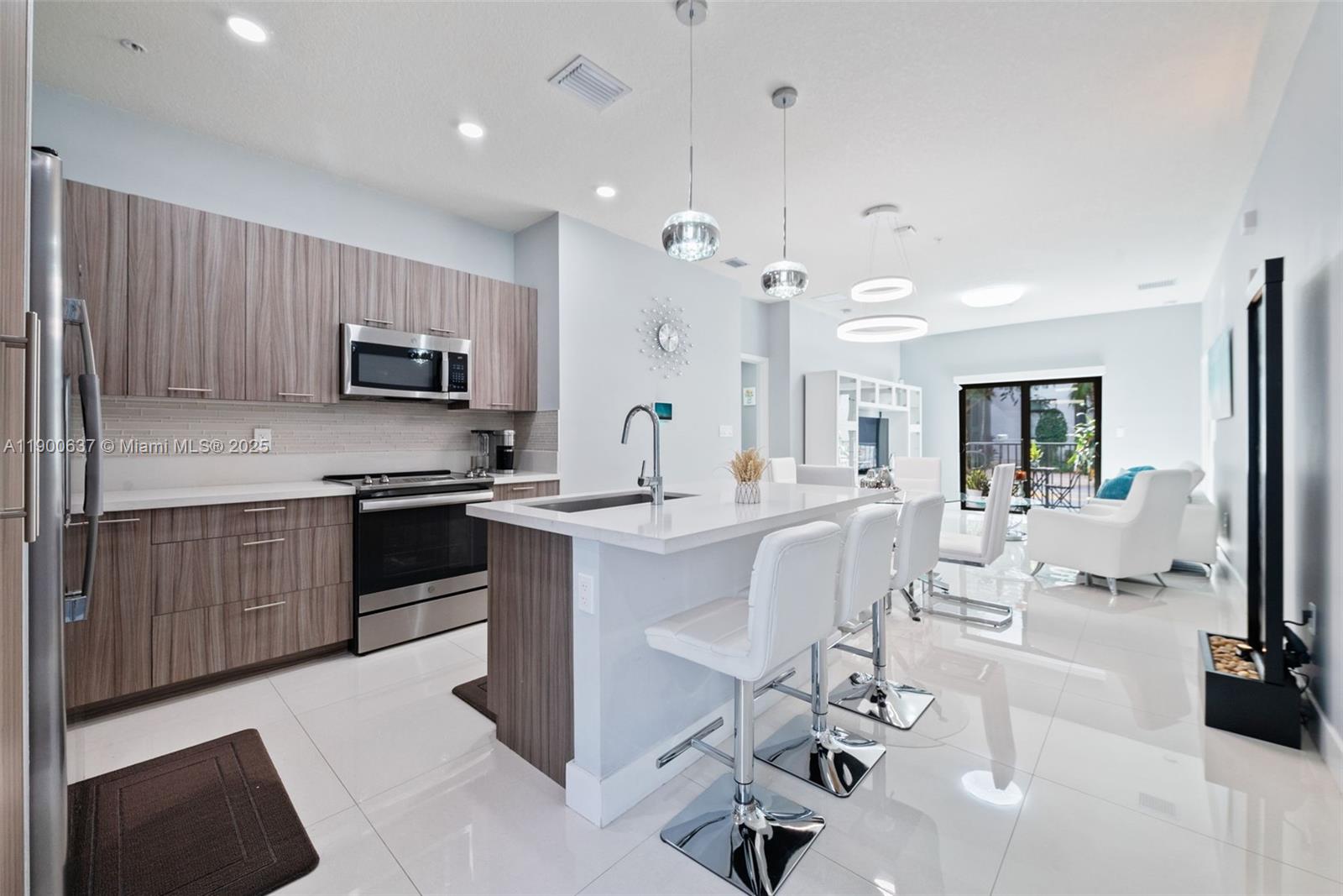 DOWNTOWN DORAL SOUTH PHAS - Residential