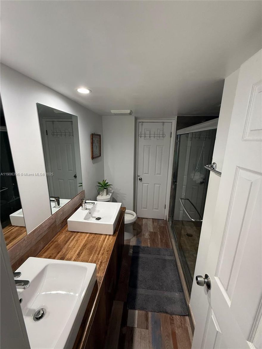 Remodeled 2-bed, 1.5 bath condo in the heart of Fontainebleau! Very bright with an open floor plan, updated kitchen, and bathrooms. Private balcony. Split bedrooms, each with big closet space. Resort-style amenities including pool, tennis courts, gym, and clubhouse. Centrally located near FIU, Miami International Airport, Dolphin Mall, and major highways. A+ schools all around