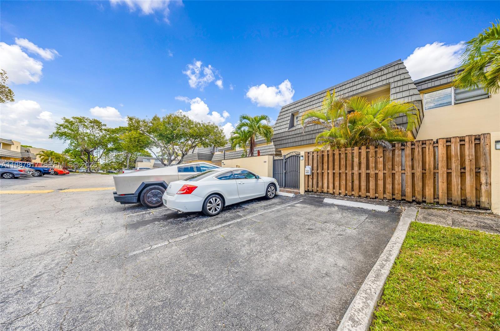 KENDALE LK TOWNHOUSE COND - Residential