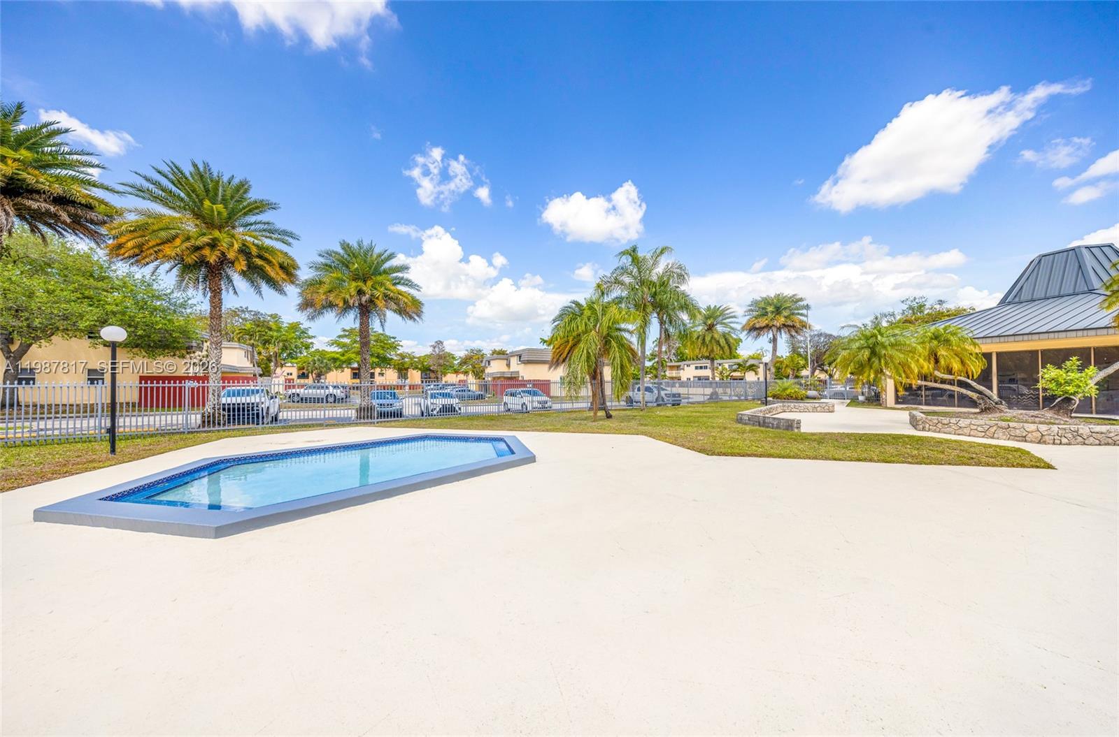 KENDALE LK TOWNHOUSE COND - Residential