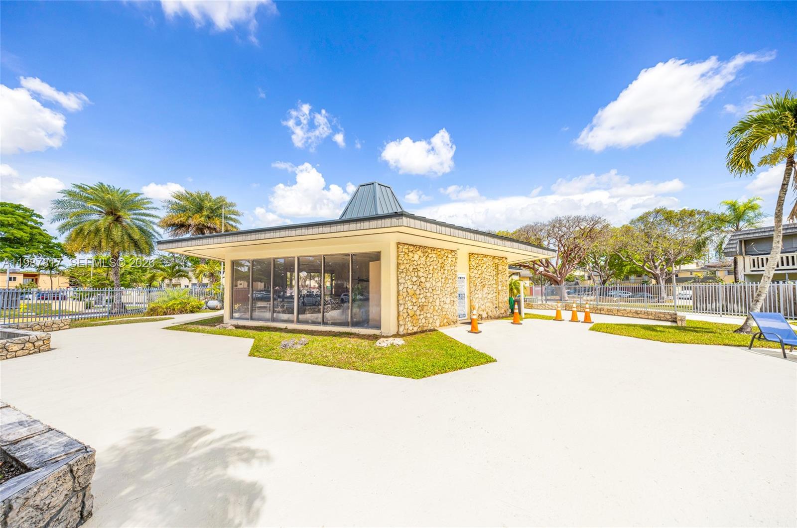 KENDALE LK TOWNHOUSE COND - Residential