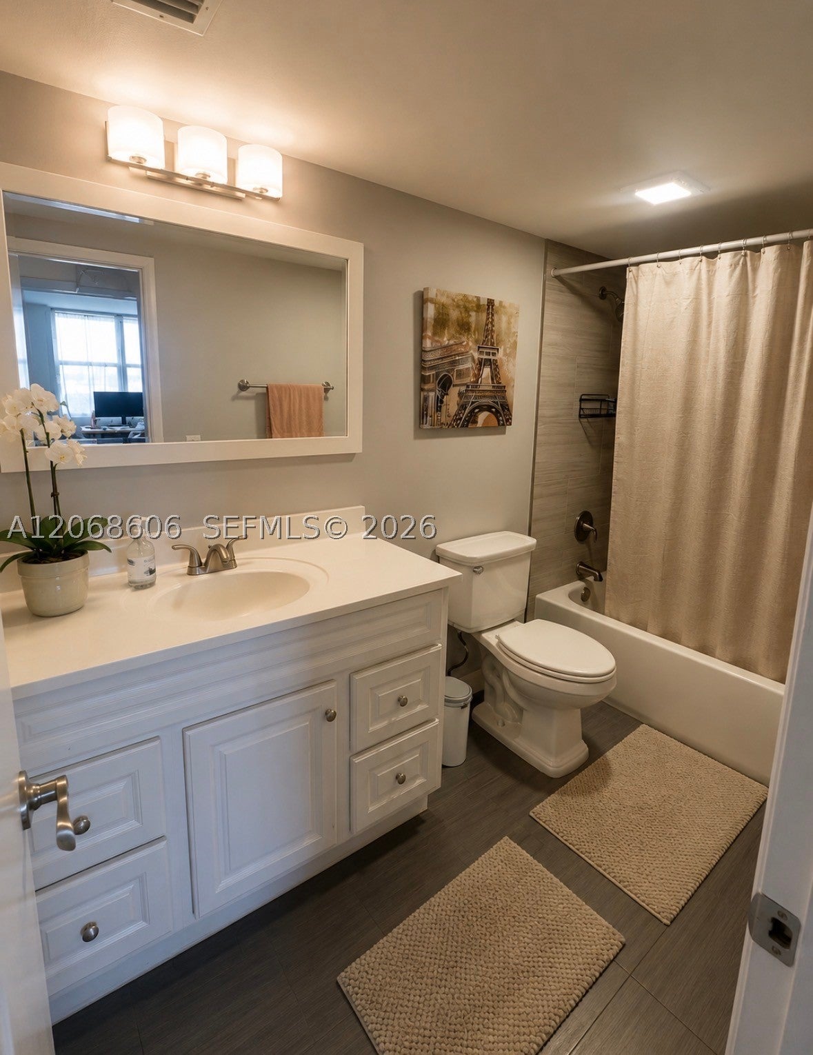 105 Lake Emerald Dr 503