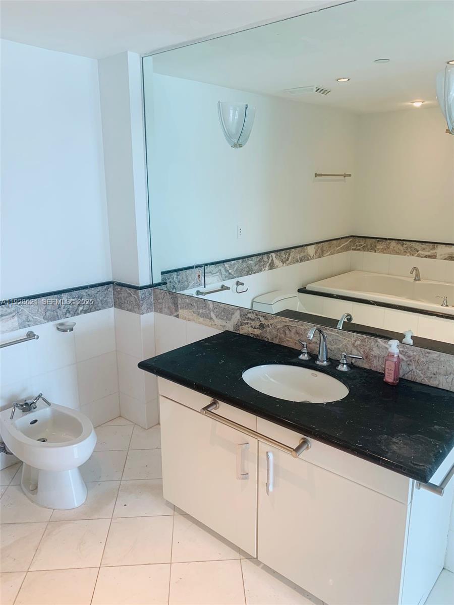 THE BENTLEY BAY CONDO - Residential Lease