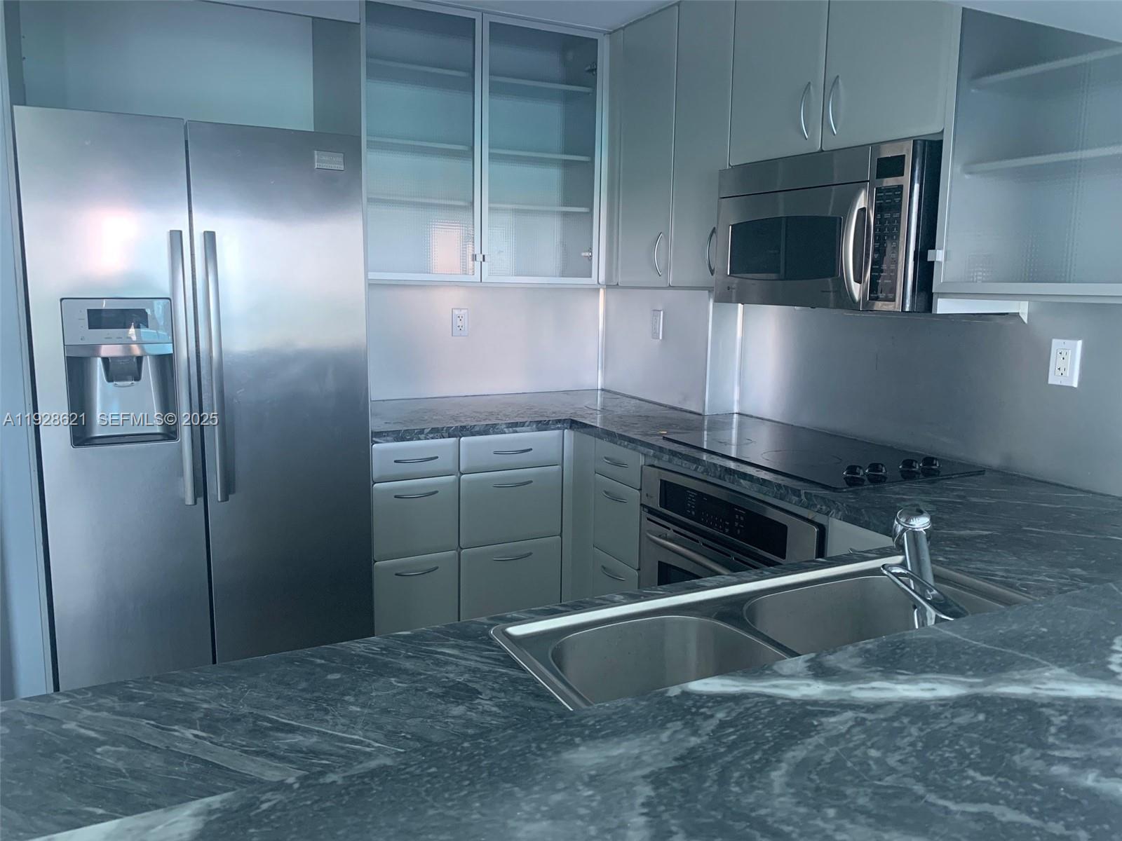 THE BENTLEY BAY CONDO - Residential Lease