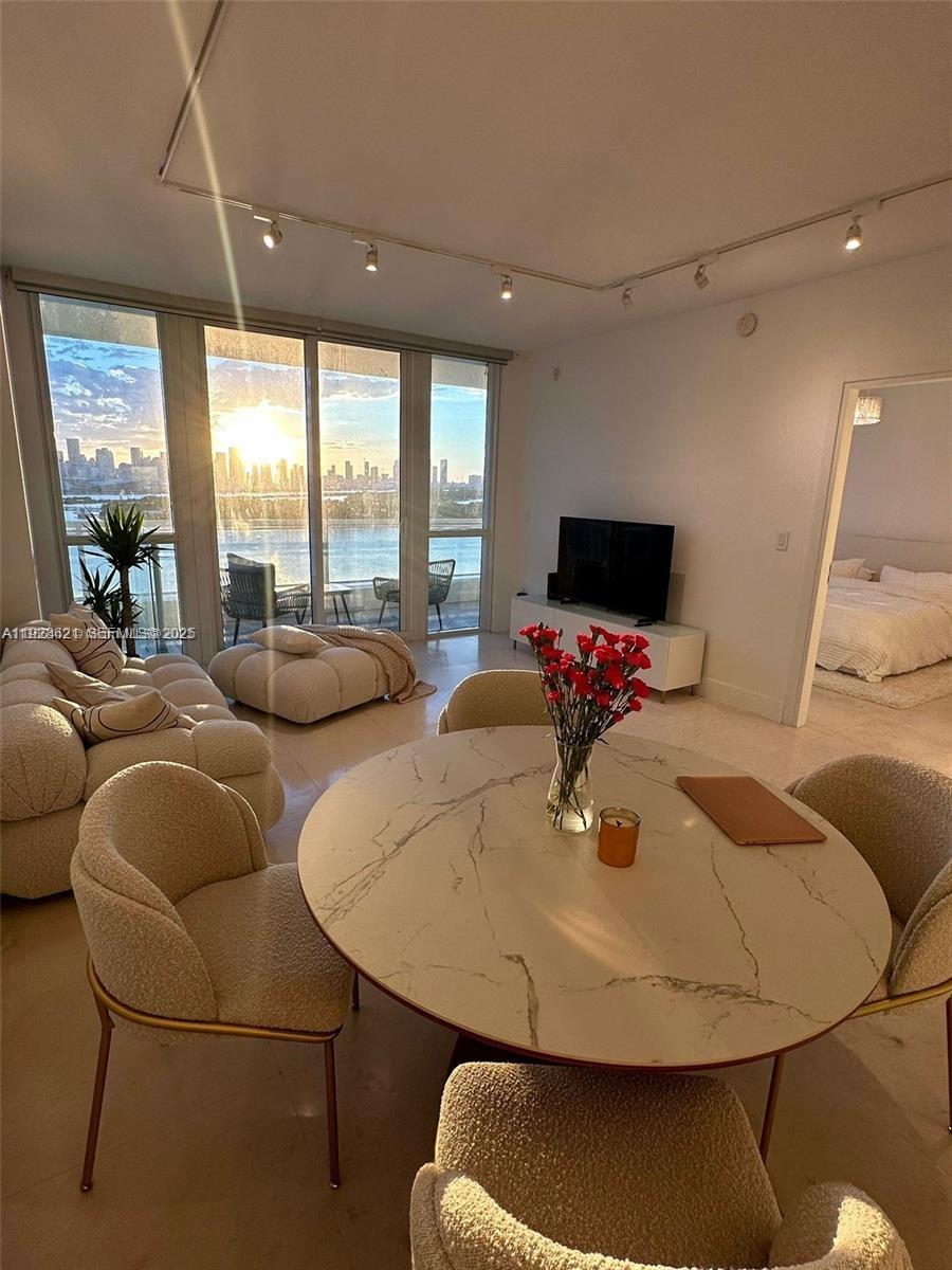 THE BENTLEY BAY CONDO - Residential Lease