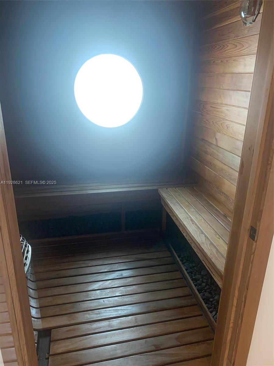 THE BENTLEY BAY CONDO - Residential Lease