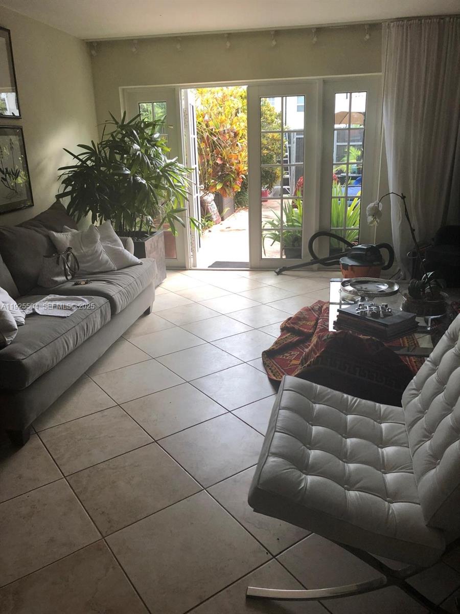 EXECUTIVE MANORS - Residential